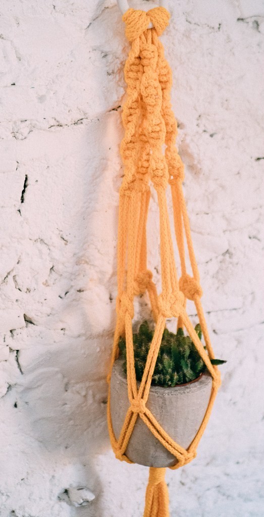 diy macramé, étapes à suivre, colle forte, bande macramé, housse