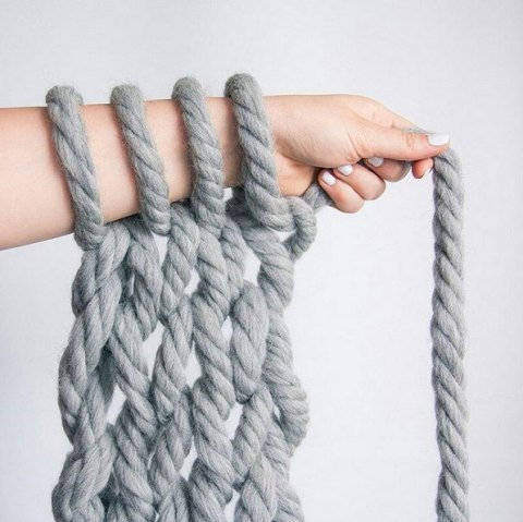 Arm knitting, tendance de cette grosse laine pour tricoter avec les bras