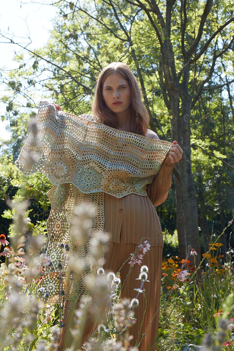 Echarpe au crochet Liya catalogue Lang Yarns Punto 68 Secret Garden